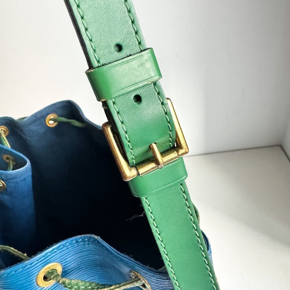 Louis Vouitton 1995 Noé Blue Green Bicolour Epi Leather Drawstring Bucket Bag. - Picture 7 of 13